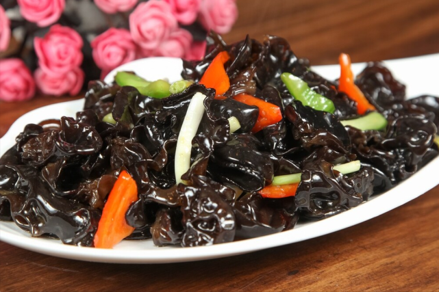 夏日炎炎,大厨分享"老醋木耳"做法,够开胃够酸爽,下饭是一绝