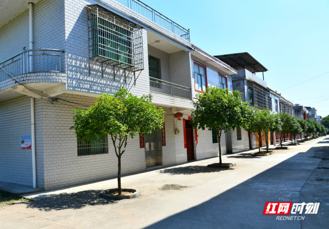 超市里排满了等候积分兑换的村民.西岭镇石江村积分管理颁奖大会.