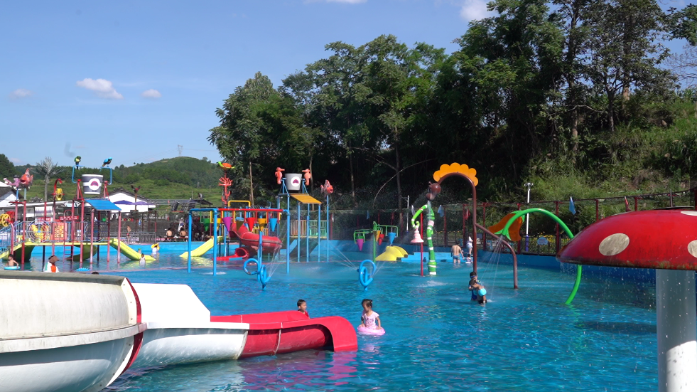 新州镇学坝村水上乐园助推乡村旅游持续升温