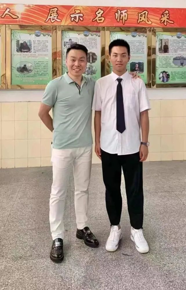 是握着手机冲进儿子的的房间仙城中学高考生王子健的母亲7月5日"过了!