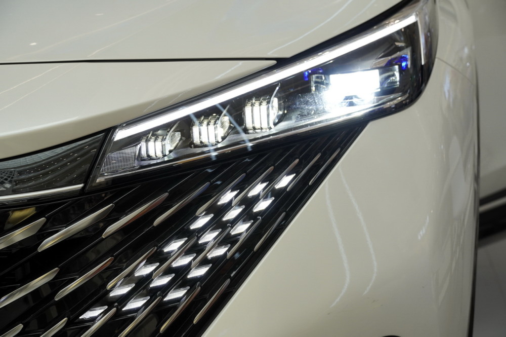 当用户解锁车辆时,大灯迎宾模式开启,情感交互格栅灯和全led一字型