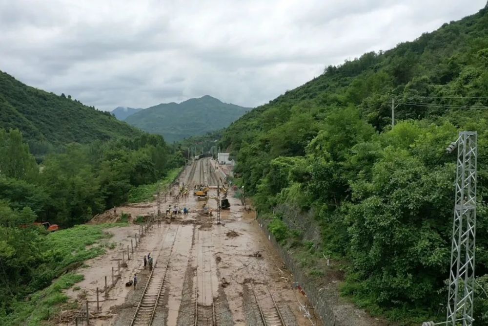 5mm宝成铁路沿线经历了长时间强降雨7月11日以来抢险,成了一道无声的