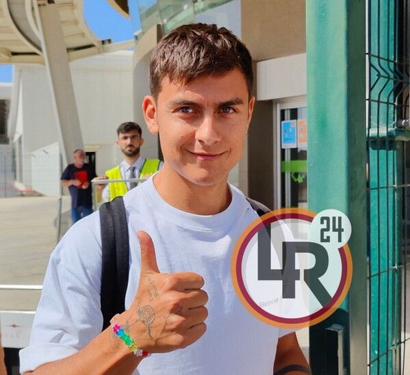 迪巴拉下飞机后发言:非常高兴能来罗马 是否拿10号球衣以后再说