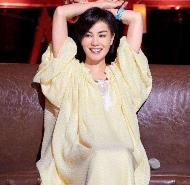 搭配短发神采奕奕更显得精致,王菲的出现,有细心的粉丝把年轻时的照片