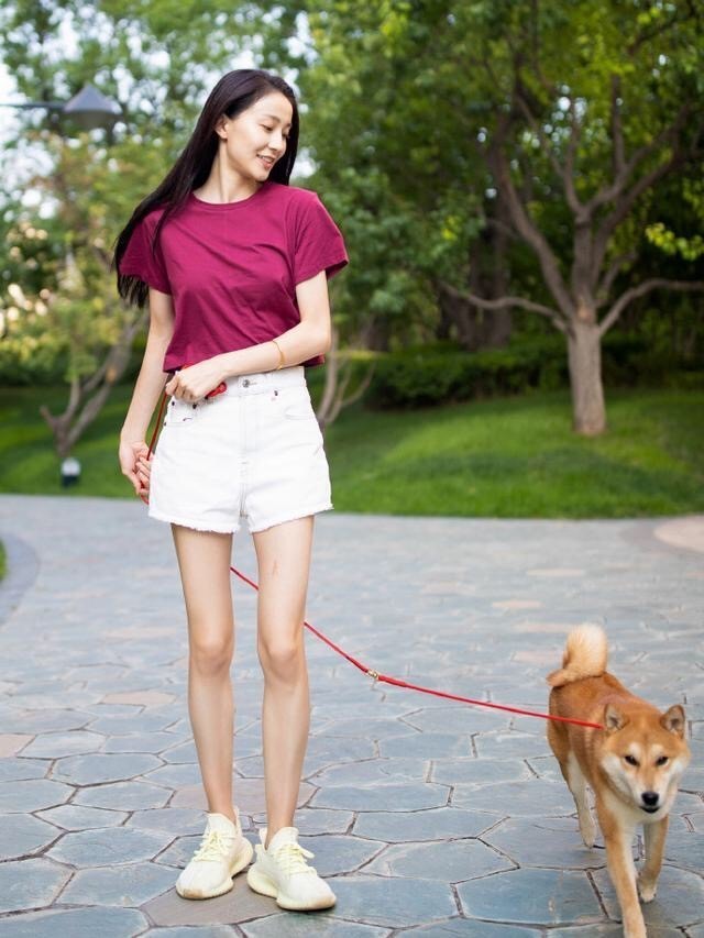 孙杨25岁女友真漂亮!穿粉色衬衫裙清纯又甜美,不愧是"体操女神"插图7