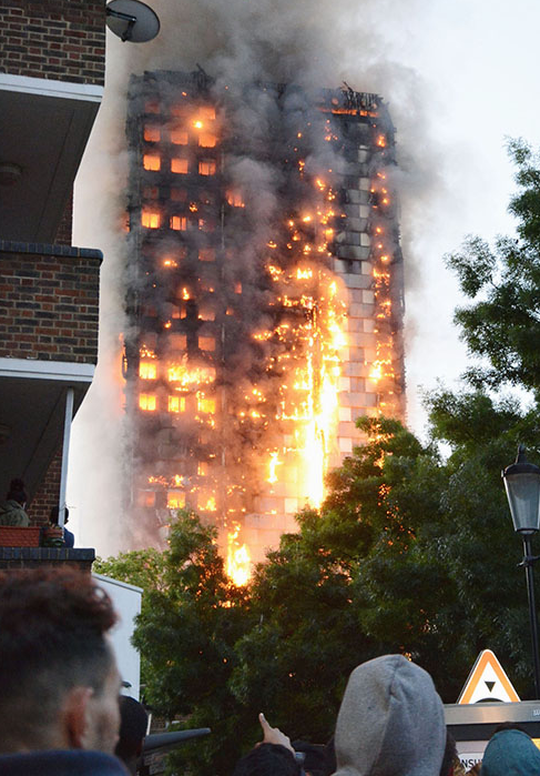 火灾初步调查报告得出的结论,大火是由于四楼公寓中的"大型冰箱冰柜