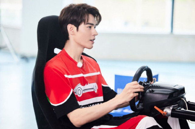 龚俊《极挑》赛车手造型 穿连体服显宽肩大腿长_腾讯新闻