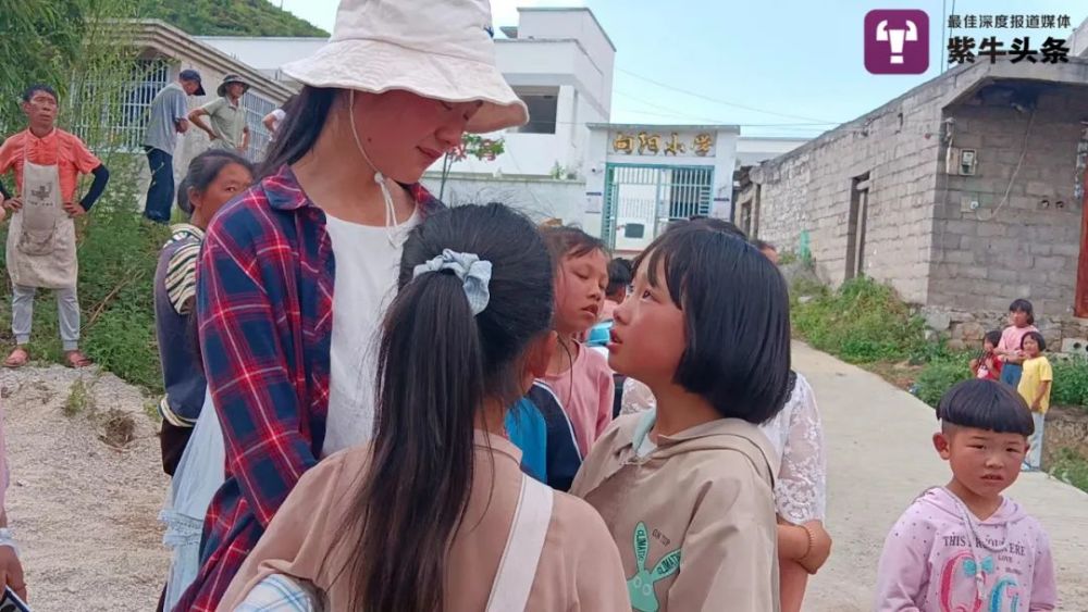 【紫牛头条】拍"最美婚纱照"的山村教师夫妻结束支教回乡,孩子们挥泪