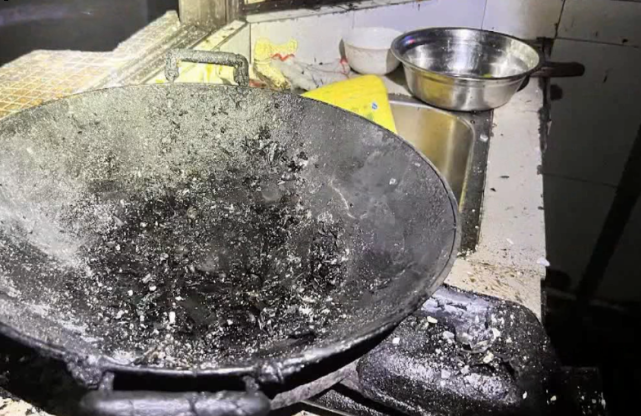 女子炸猪油遇油锅起火,一顿操作把厨房给炸了!_腾讯新闻