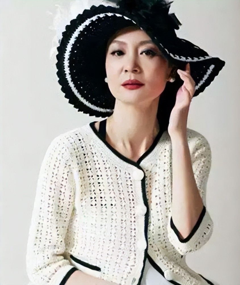 看了刘雪华才知道,自然老去的女人也很优雅,满脸皱纹照样美丽插图