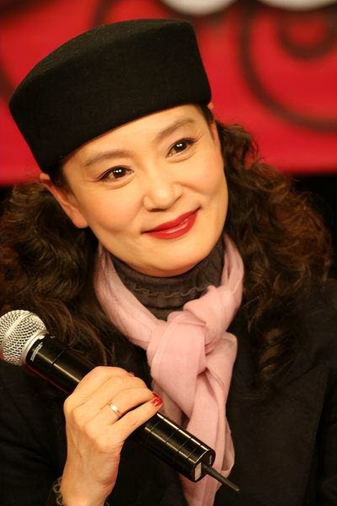 看了刘雪华才知道,自然老去的女人也很优雅,满脸皱纹照样美丽插图8