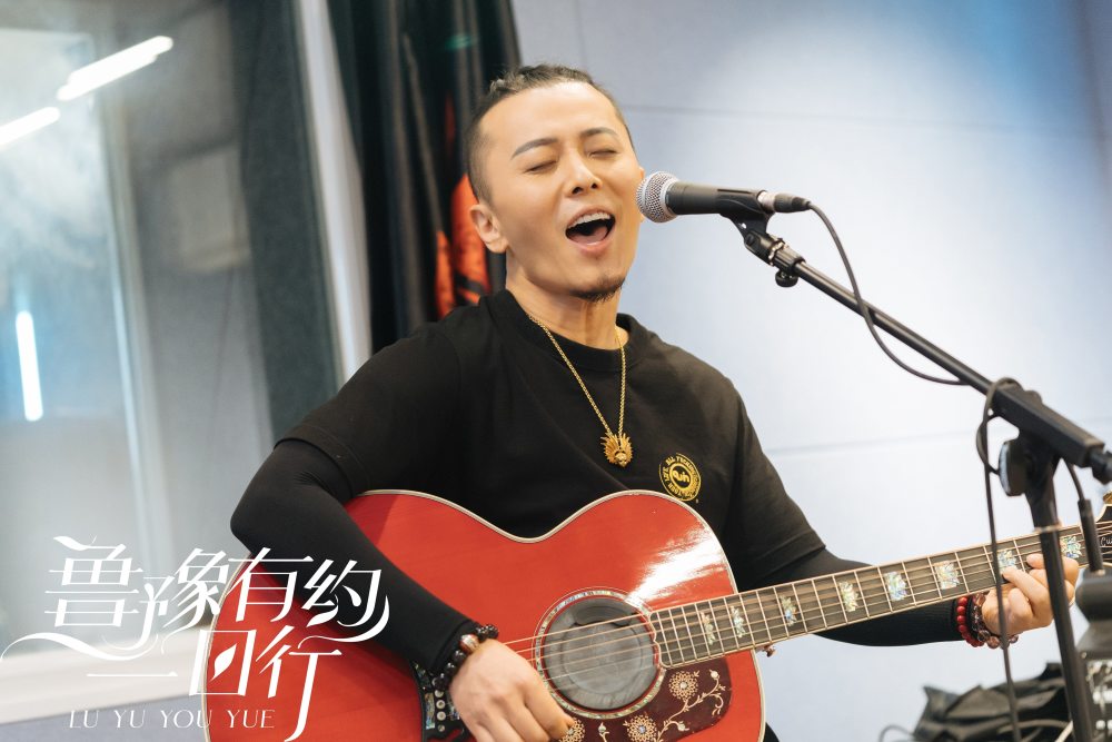 "1994年在香港红磡,当时年仅23岁的欧洋参与了"魔岩三杰"和唐朝乐队这