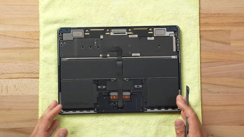 MacBook Air拆解揭示了M2芯片和256GB容量的统一存储芯片