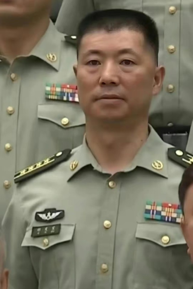 英雄团长祁发宝有了新的身份荣升大校军衔可喜可贺