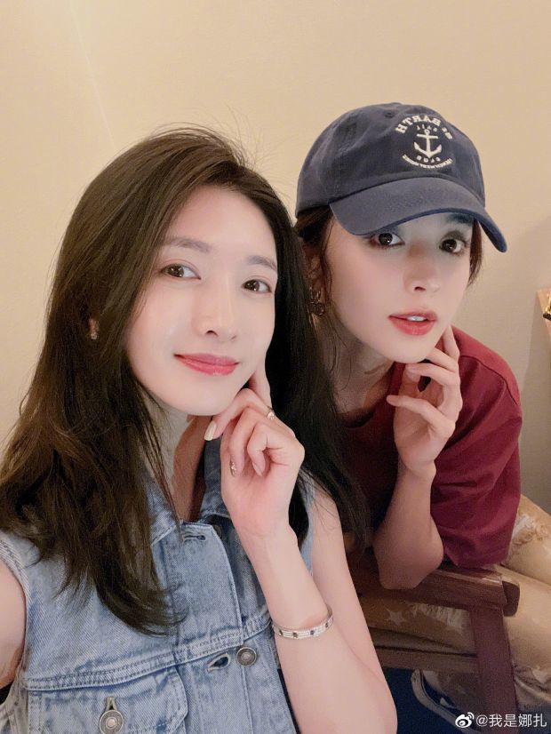 闺蜜情深古力娜扎晒与江疏影合影二人对镜微笑画面养眼