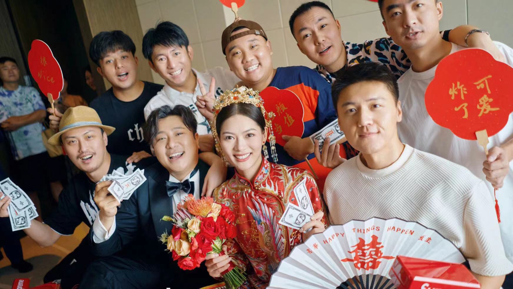 而另外几位大碗娱乐的演员,包括许君聪,何欢等,也来到婚礼现场见证