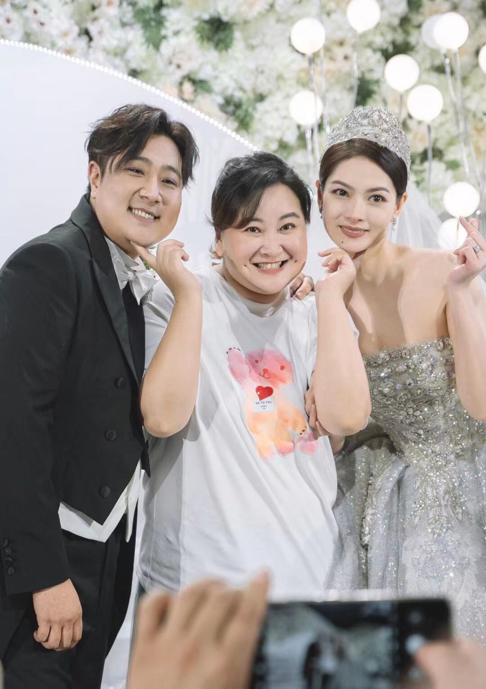 令人惊讶的是,德云社几位演员也参加了张泰维的婚礼