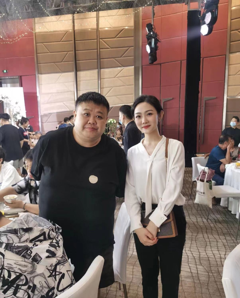 演员张泰维大婚众星祝贺老板贾玲热泪盈眶德云社演员也现身