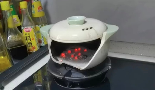 急忙赶过来一看,只见破碎的砂锅里面闪耀着几颗红彤彤的小圆球,看起来