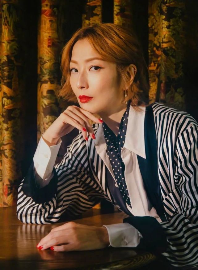 天后郑秀文时尚杂志封面大片,年届50终身美丽