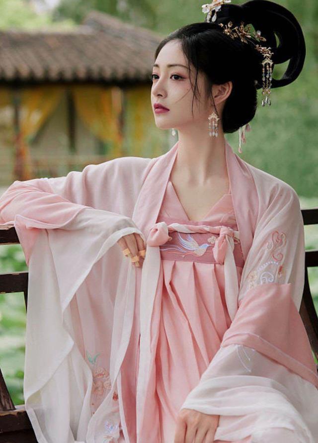 周洁琼的汉服造型太惊艳了,古装剧请按这个标准来!