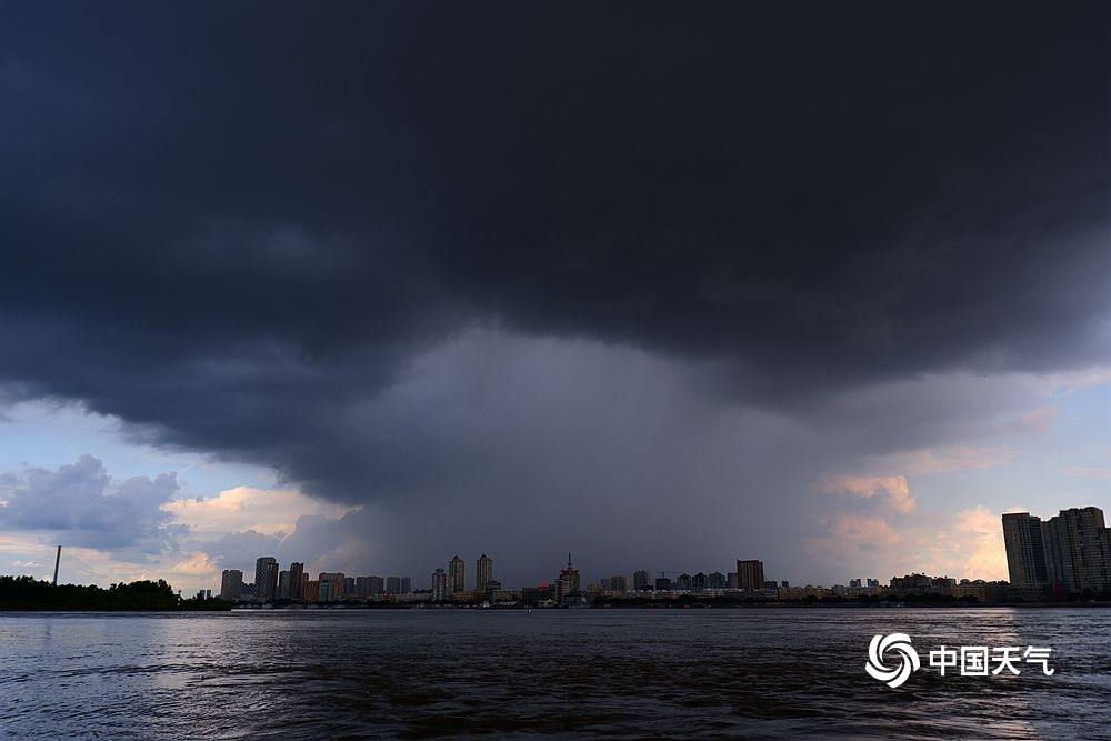 超震撼哈尔滨雷暴云团形成雨墙景观