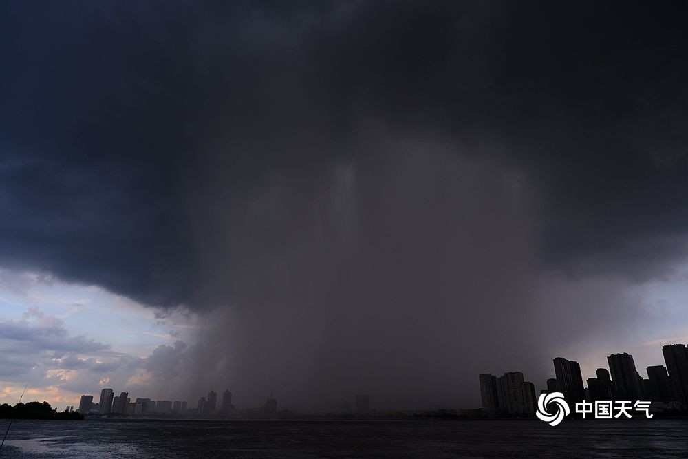 超震撼哈尔滨雷暴云团形成雨墙景观