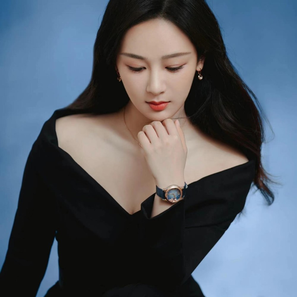 杨紫对美貌太自信!连发九宫格大秀天鹅颈,穿一身黑都挡不住贵气插图4