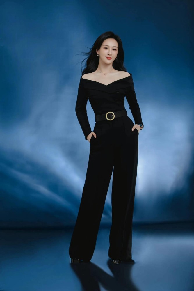 而像杨紫身上的这一套纯黑色单品,则更好的凸显出深色系的成熟与神秘