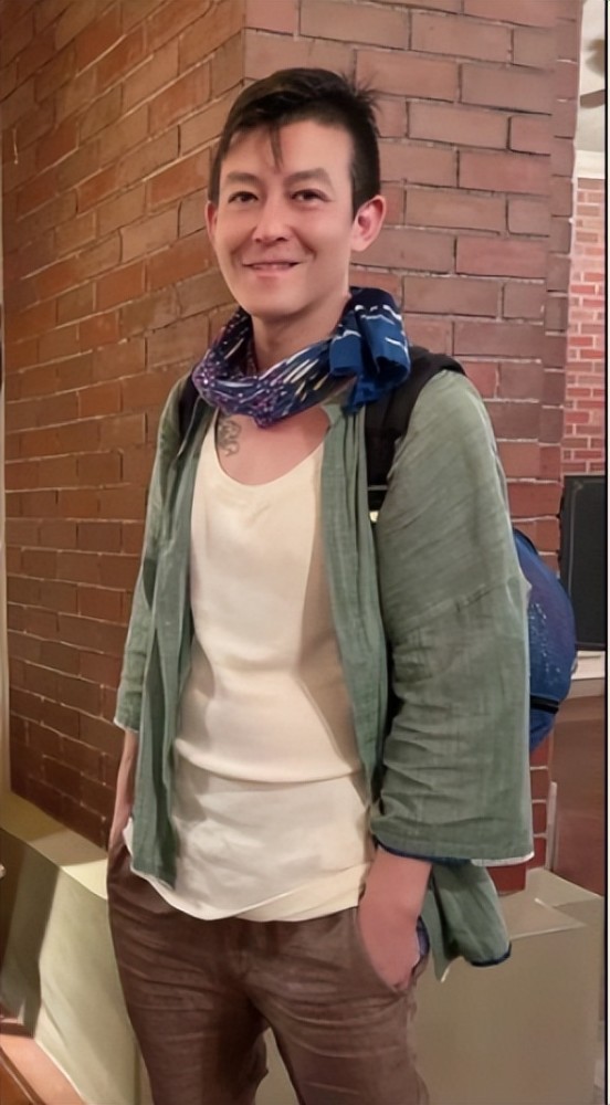 穿着朴素脸上皱纹明显,背圆鼓大书包接地气-cw资讯网