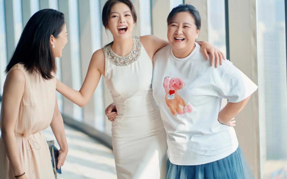 贾玲参加员工婚礼送份子,打扮不像老板要是新娘两倍,新郎撞脸乔杉插图