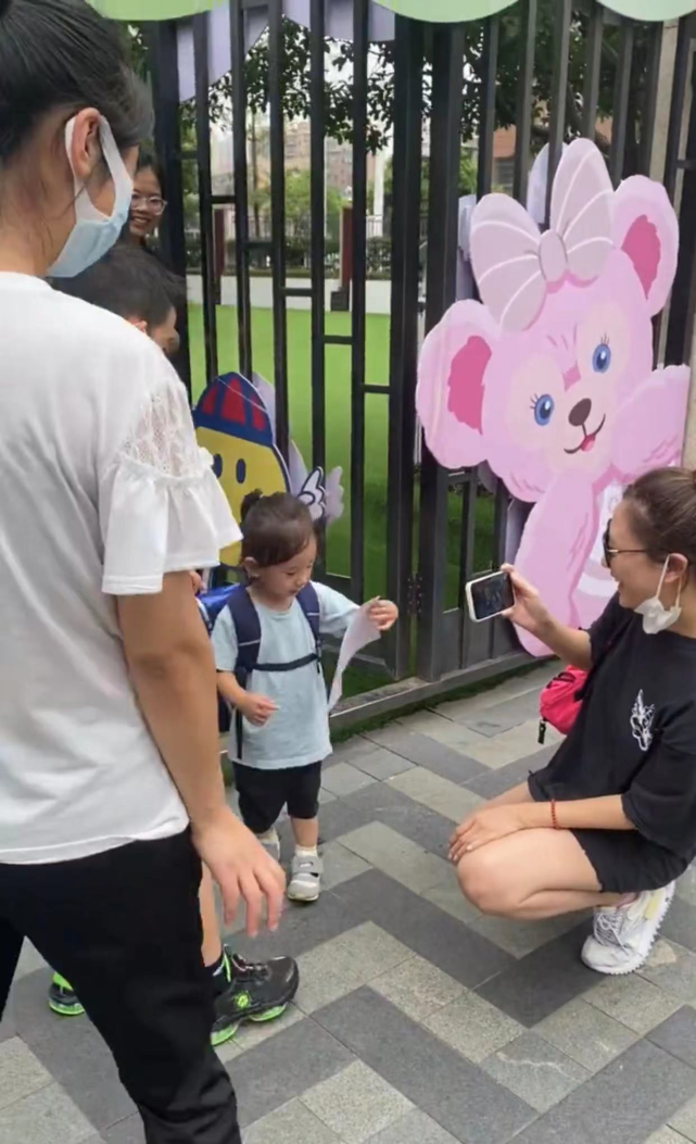 应采儿携俩子现身长沙jasper酷帅似爸小儿子疑读18万一年幼儿园