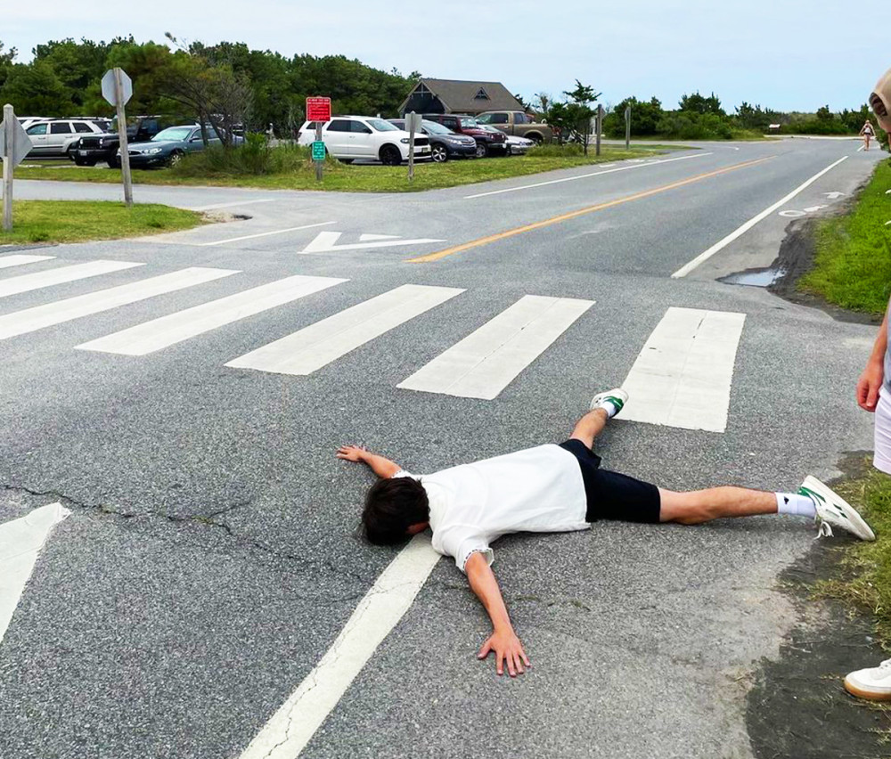 "拜登自行车挑战"引关注,美国网民纷纷模仿拜登骑自行车倒地的场景