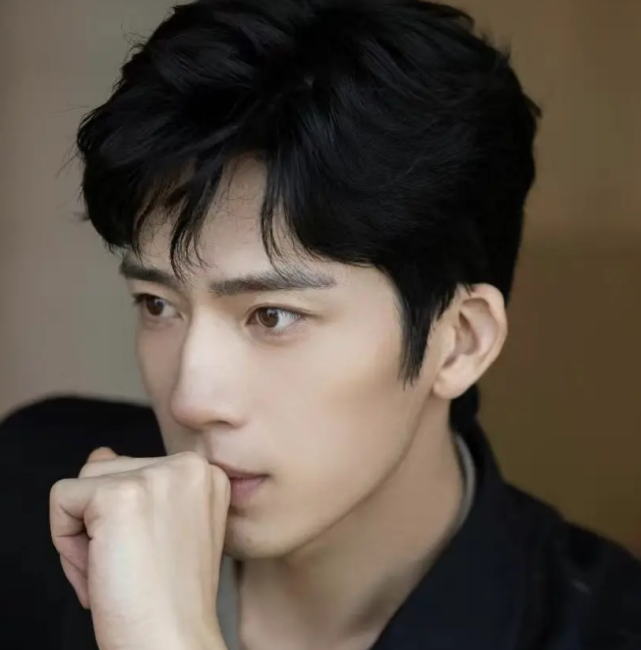 井柏然刘雯十指相扣,和李荣浩夫妇一同聚餐,经纪人用8个字回应