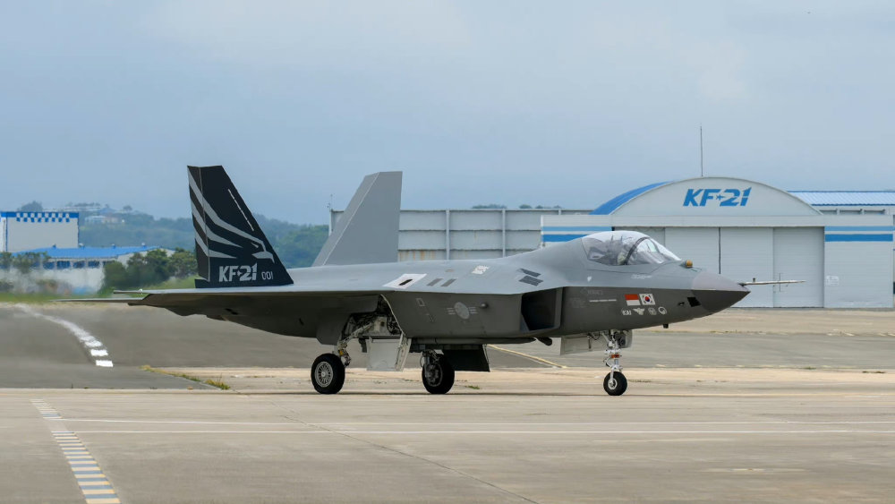 韩国首架自研战斗机KF-21首飞