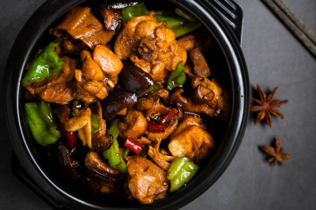 在家做黄焖鸡,更实惠更卫生,鲜美嫩滑又入味,汤汁拌米饭绝了