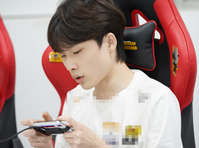 这次比赛有很多kpl熟悉的选手,比如深圳dyg战队的三藏,武汉estarpro