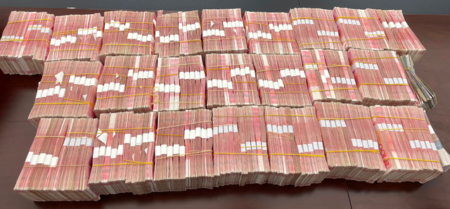 满满一桌子现金!点钞机快要冒烟了,真相让人气愤