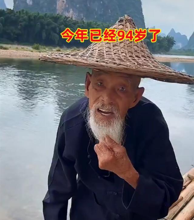 20元背面的94岁老爷爷:每天江边和游客拍照,只为给中风老伴买药