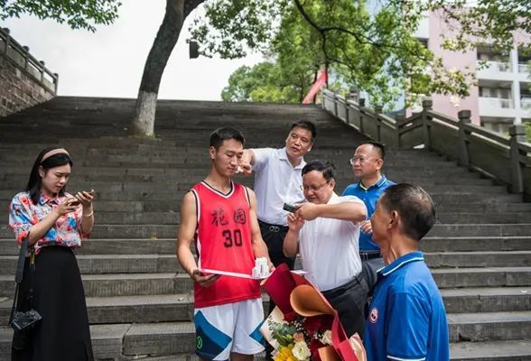 当录取通知书送达,麻阳一中学生带着校长老师一起"开箱" - 侠客的博客