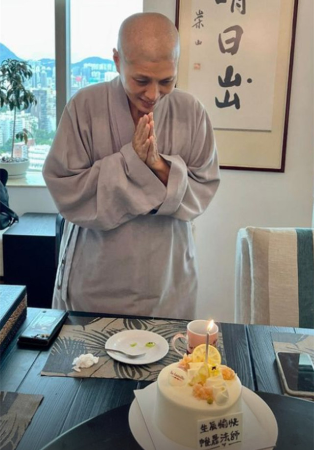 谭咏麟荧幕搭档罕露面出家8年慈眉善目62岁生日获港姐送蛋糕