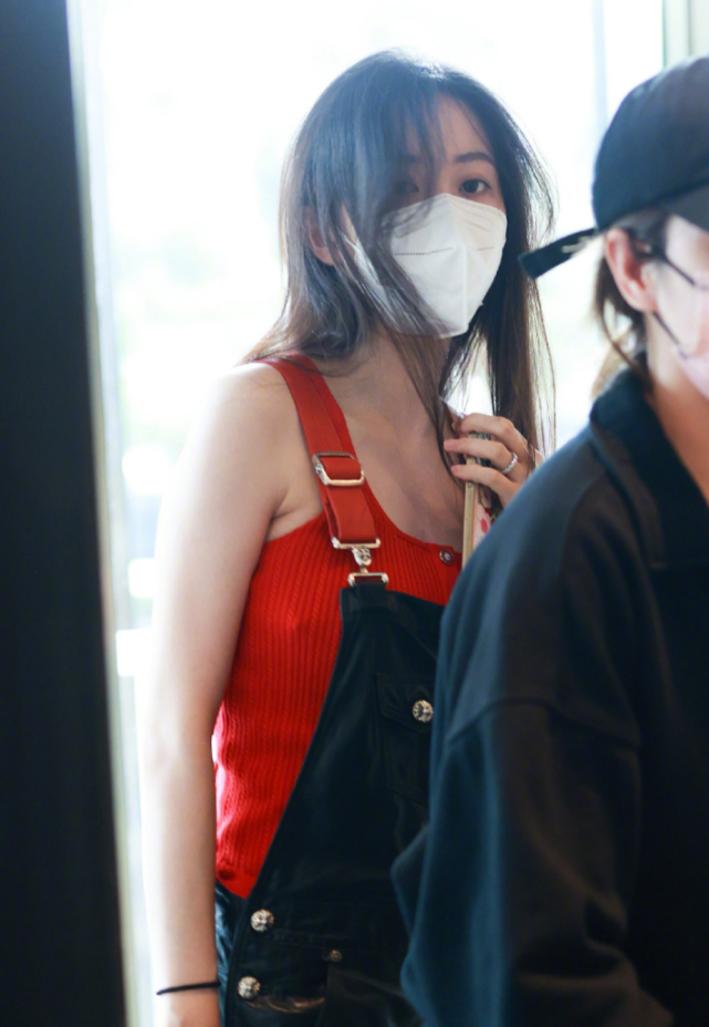 今天,有媒体拍摄到潘玮柏的娇妻宣云luna现身酒店,据悉这一次宣云是来