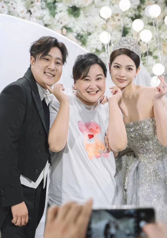 贾玲高调出席婚礼!上台发言哭得比新娘狠,穿短袖胖嘟嘟满脸福气插图5