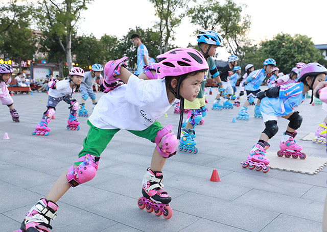 江苏丰县:少年学轮滑 快乐度暑假_腾讯新闻