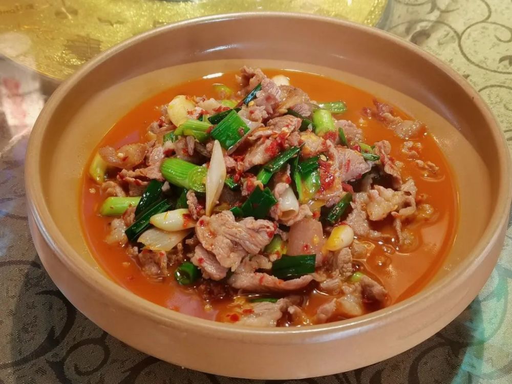 下饭神器小炒肉焦香滑嫩的猪肉搭配上劲辣十足的青红椒拌饭真的是