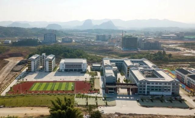 目前已建成苍梧第一实验小学,苍梧第一公立幼儿园,苍梧县高级中学