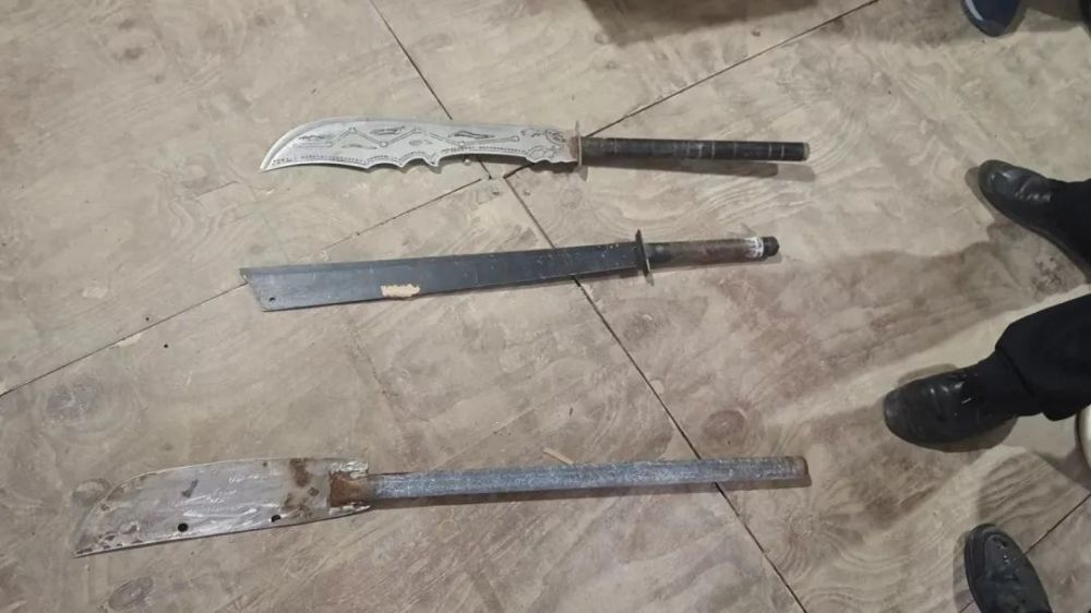 村民表示认识到自己私藏管制刀具的错误行为,主动上交管制刀具.