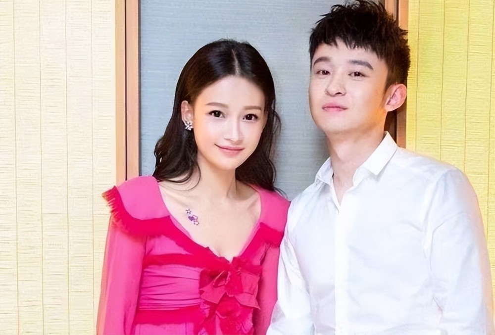 董子健携孙怡共同亮相孙怡一袭粉裙少女感爆棚不愧是京城太子妃