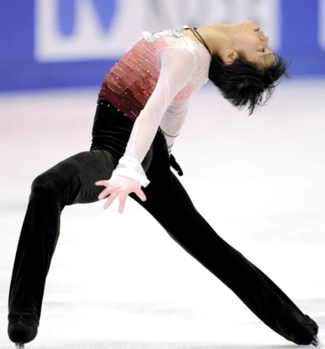 (gpf,grand prix final)中奪得銀牌,圖為與冠軍獲得者高橋大輔合影