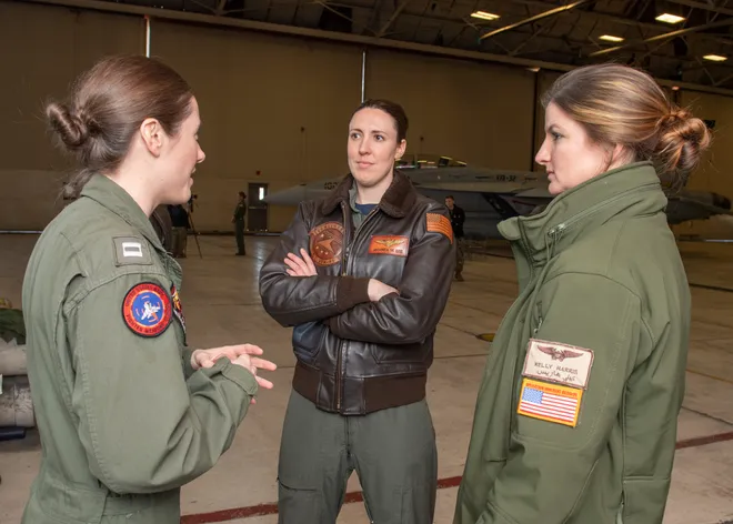 她将开“超级大黄蜂”！美国海军特技飞行队首诞女性驾驶战机